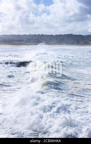 Schaumig stong Wellen krachen in den Ozean Stockfoto