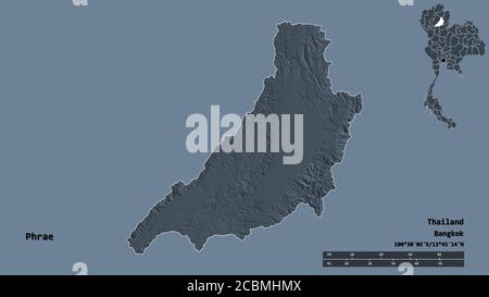Form von Phrae, Provinz Thailand, mit seiner Hauptstadt isoliert auf festem Hintergrund. Entfernungsskala, Regionenvorschau und Beschriftungen. Farbige Höhenkarte. Stockfoto
