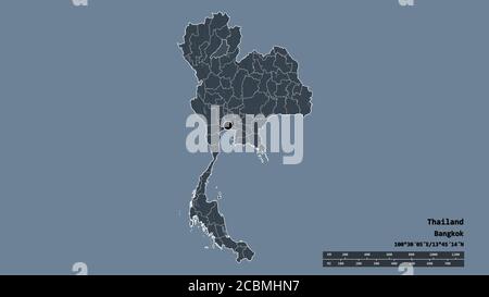 Entsättigte Form von Thailand mit seiner Hauptstadt, der wichtigsten regionalen Teilung und der abgetrennten Phrae-Bereich. Beschriftungen. Farbige Höhenkarte. 3D-Rendering Stockfoto