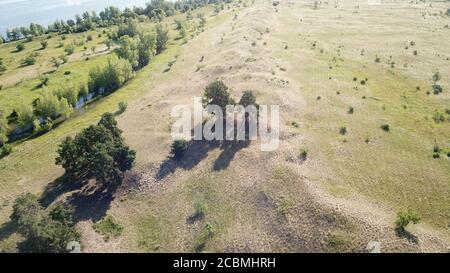 Eine Gruppe von Leuten, die eine unbefestigte Straße entlang gehen Stockfoto