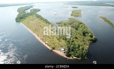 Eine Insel in der Mitte eines Wasserkörpers Stockfoto