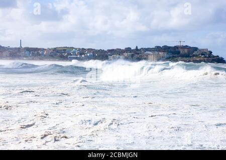Schaumig stong Wellen krachen in den Ozean Stockfoto