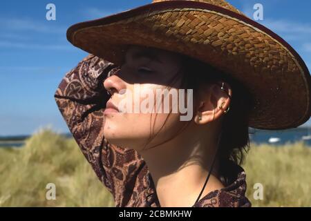 Junge Person in Cowboy Hut am Meer Stockfoto