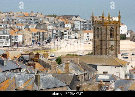 Stadtansicht von St Ives mit der St Ives Parish Church, Cornwall, England Stockfoto