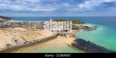 Panoramablick auf St Ives mit Smeatons Pier und Stränden, Cornwall, England Stockfoto