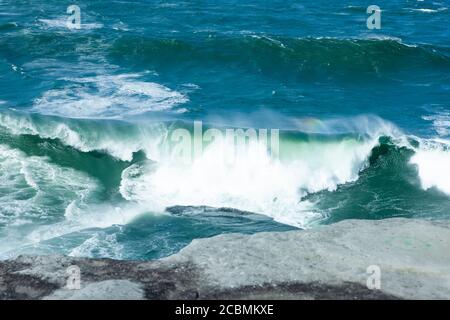Schaumig stong Wellen krachen in den Ozean Stockfoto