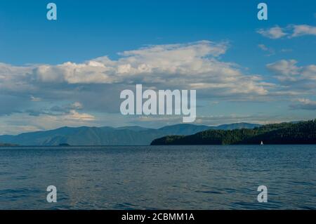 Blick auf den Lake Pend Oreille, den größten See im US-Bundesstaat Idaho, der sich im Norden von Idaho Panhandle befindet. Stockfoto