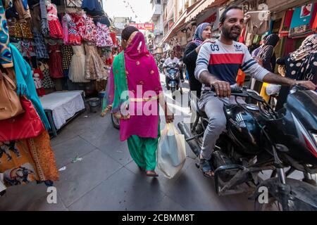 Bhopal, Madhya Pradesh, Indien - März 2019: Eine chaotische, bunte Szene von einem belebten, überfüllten Markt in der Altstadt von Bhopal. Stockfoto