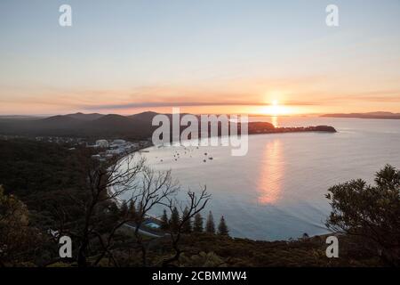 Wunderschöner Sonnenuntergang über der Shoal Bay, Australien Stockfoto