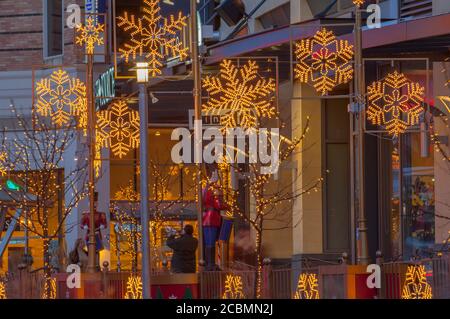 Nachtfoto der Weihnachtsdekoration der Snowflake Lane am Bellevue Square in der Innenstadt von Bellevue, Washington State, USA. Stockfoto