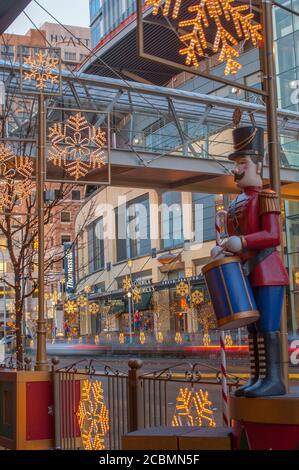 Nachtfoto der Weihnachtsdekoration der Snowflake Lane mit einer Nussknacker-Statue am Bellevue Square in der Innenstadt von Bellevue, Washington State, USA. Stockfoto
