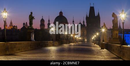 Praghe - Die Karlsbrücke in den Morgen. Stockfoto