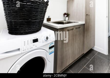 Eine moderne Waschküche im Luxushaus Stockfoto