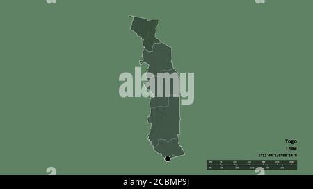 Entsättigte Form von Togo mit seiner Hauptstadt, Hauptregionalteilung und dem abgetrennten Savanes-Gebiet. Beschriftungen. Farbige Höhenkarte. 3D-Rendering Stockfoto
