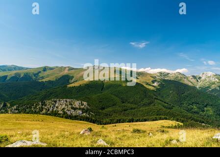 Schöne Landschaft von Godeanu und Retasatul Mic Berge von der Wiese Bellow Osleva Hügel in Valcan Berge in Rumänien Stockfoto