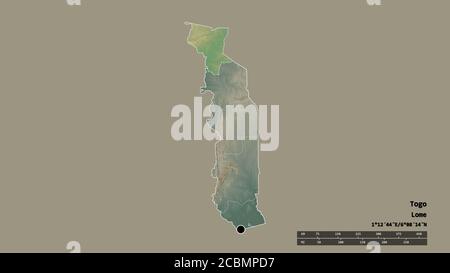 Entsättigte Form von Togo mit seiner Hauptstadt, Hauptregionalteilung und dem abgetrennten Savanes-Gebiet. Beschriftungen. Topografische Reliefkarte. 3D-Rendering Stockfoto