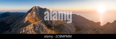 Die Serra de Tramuntana Bergkette bei Sonnenuntergang von der Straße nach Sa Colabra, Mallorca, Balearen, Spanien gesehen Stockfoto