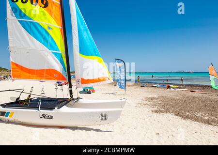 Eine Yacht am Strand von Es Trenc, Mallorca, Spanien Stockfoto