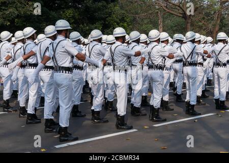 Kolkata, Westbengalen, Indien - 26. Januar 2020 : Kolkata Polizeibeamte in weißem Kleid marschieren morgens in weißem Kleid vorbei. Tag der Republik. Stockfoto