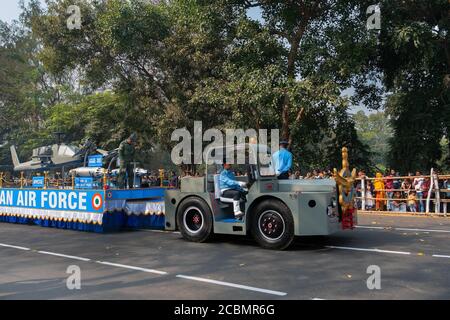 Kolkata, Westbengalen, Indien - 26. Januar 2020 : Modell des Mirage 2000 Kampfjet, UB 16 Raketenpod und Apache Hubschrauber, wird getragen . Republik d Stockfoto