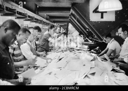 Arbeiter, die Post sortieren, New York City, New York, USA, Thomas J. O'Halloran, U.S. News & World Report Magazine Photograph Collection, Mai 1957 Stockfoto