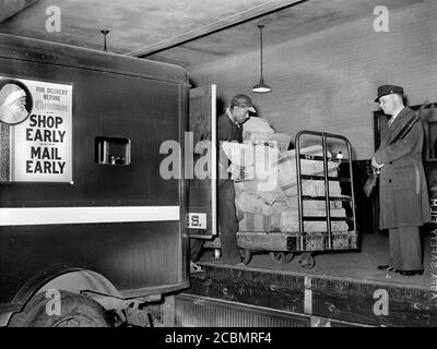 Arbeiter auf der Ladeplattform, die Post auf LKWs legen, Hauptpostamt, Washington, D.C., USA, Arthur Rothstein, US Office of war Information, 1938 Stockfoto