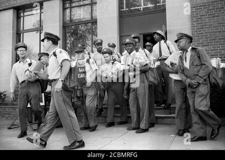 Eine Gruppe von Postmailmen, die ihre Lieferungen von Post Office, New York City, New York, USA, Thomas J. O'Halloran, U.S. News & World Report Magazine Photograph Collection, Mai 1957 beginnen Stockfoto