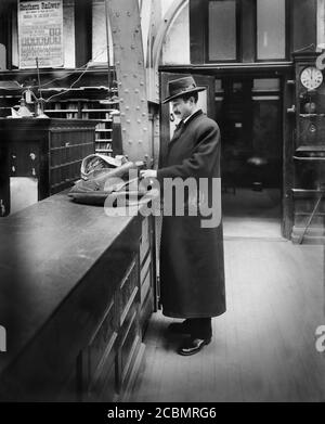 Man at Post Office, Washington, D.C., USA, Harris & Ewing, Februar 1907 Stockfoto