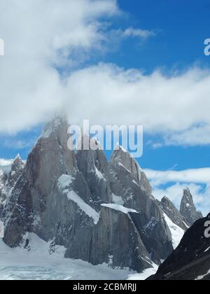 Vertikale Aufnahme des Cerro Torre in Argentinien Stockfoto