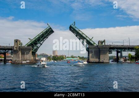 Blick auf die offene University Draw Bridge vom Washington Ship Canal in Seattle, Washington State, USA. Stockfoto