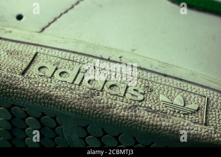 Moskau, Russland - 1. Juni 2020: Adidas Originals Logo close up, illustrative Editorial Stockfoto