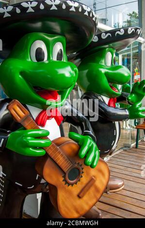 Straßenszene mit Froschfiguren auf der 5th Avenue in Playa del Carmen an der Riviera Maya bei Cancun im Bundesstaat Quintana Roo, Mexiko. Stockfoto