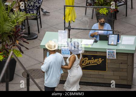 CHICAGO, USA - Jul 18, 2020: Bewohner der Stadt genießen einen schönen Tag entlang der Chicago River Walk inmitten der Covid-19 Pandemie. Restaurant Stockfoto