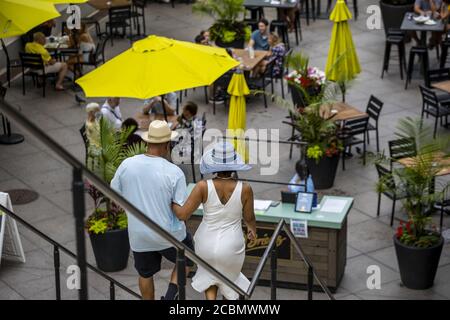 CHICAGO, USA - Jul 18, 2020: Bewohner der Stadt genießen einen schönen Tag entlang der Chicago River Walk inmitten der Covid-19 Pandemie. Restaurant Stockfoto