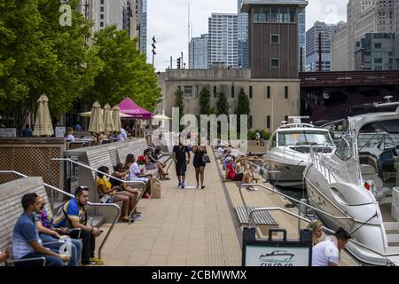 CHICAGO, USA - Jul 18, 2020: Bewohner der Stadt genießen einen schönen Tag entlang der Chicago River Walk inmitten der Covid-19 Pandemie. Restaurant Stockfoto