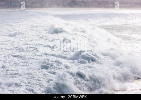 Schaumig stong Wellen krachen in den Ozean Stockfoto