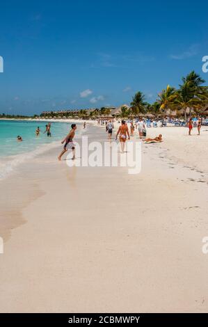 Blick auf den weißen Sandstrand an der Riviera Maya in Akumal bei Cancun im Bundesstaat Quintana Roo, Halbinsel Yucatan, Mexiko. Stockfoto