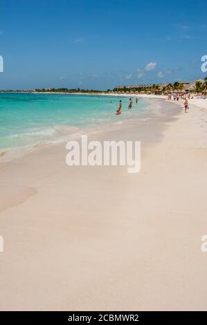 Blick auf den weißen Sandstrand an der Riviera Maya in Akumal bei Cancun im Bundesstaat Quintana Roo, Halbinsel Yucatan, Mexiko. Stockfoto