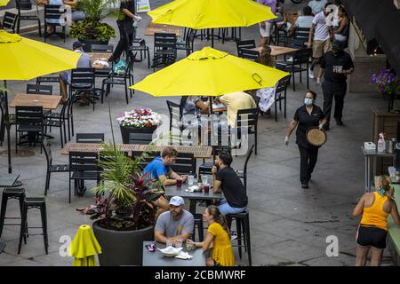 CHICAGO, USA - Jul 18, 2020: Bewohner der Stadt genießen einen schönen Tag entlang der Chicago River Walk inmitten der Covid-19 Pandemie. Restaurant Stockfoto