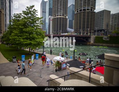 CHICAGO, USA - Jul 18, 2020: Bewohner der Stadt genießen einen schönen Tag entlang der Chicago River Walk inmitten der Covid-19 Pandemie. Restaurant Stockfoto