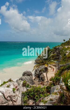 Blick auf den Strand in Tulum, wo sich eine präkolumbianische Maya-ummauerte Stadt an der Ostküste der Halbinsel Yucatan am Karibischen Meer befindet Stockfoto