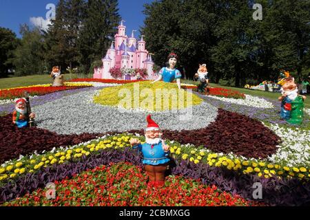 Schneewittchen und sieben Zwerge Charaktere während der Ausstellung gesehen.über 300 Tausend Blumen wurden verwendet, um bekannte Zeichentrickfiguren und Spots für Selfies in einer Cartoons Land Blumen Ausstellung zu schaffen. Stockfoto