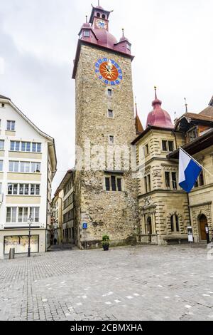 LUZERN, SCHWEIZ - 19. Mai 2018: Das Bild zeigt das berühmte Wahrzeichen von Luzern, den Uhrenturm, der ursprünglich im 15. Jahrhundert erbaut wurde Stockfoto