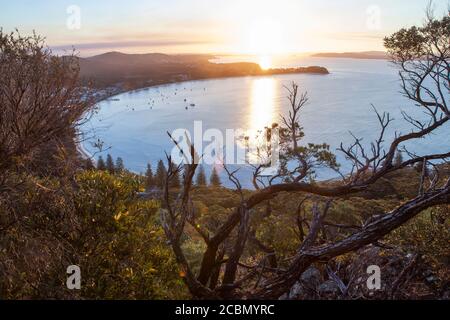 Wunderschöner Sonnenuntergang über der Shoal Bay, Australien Stockfoto