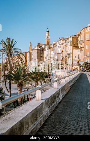 Menton Frankreich, Cote d Azur Juni 2020, warmer heißer Sommertag am Strand und Blick auf den alten Teil von Menton, Provence-Alpes-Cote d'Azur, Frankreich Stockfoto