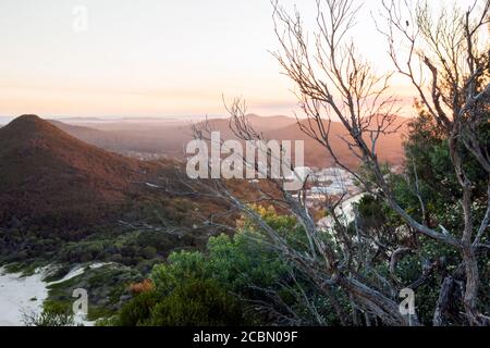 Wunderschöner Sonnenuntergang über der Shoal Bay, Australien Stockfoto