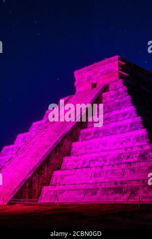 Blick auf El Castillo (Tempel von Kukulcan), die große Maya-Pyramide, bei Nacht während der Ton- und Lichtshow in der Chichen Itza Archäologischen Zone (U Stockfoto