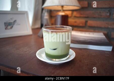 Iced Green Tea Milch in einem Café Stockfoto