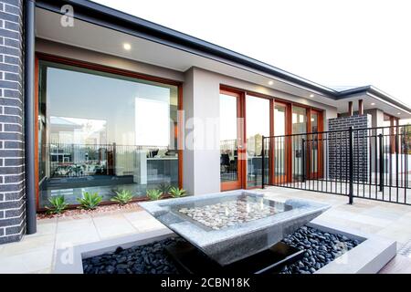 Hinterhof des Luxushauses mit großer Glastür und Fenstern Stockfoto