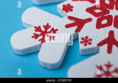 Hölzerne Schneeflocke mit Weihnachtsmuster Makro Stockfoto